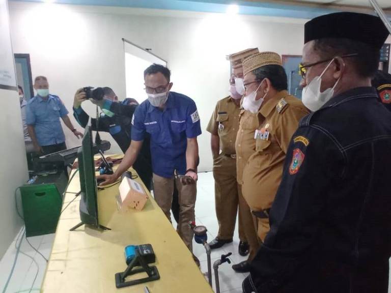 Bupati Gorontalo Utara, Indra Yasin saat melihat penerapan aplikasi Mobile Loket Pencatatan Meter Digital Dan Billing Sistem, di Kantor PUDAM Gorontalo Utara. (foto:prin)